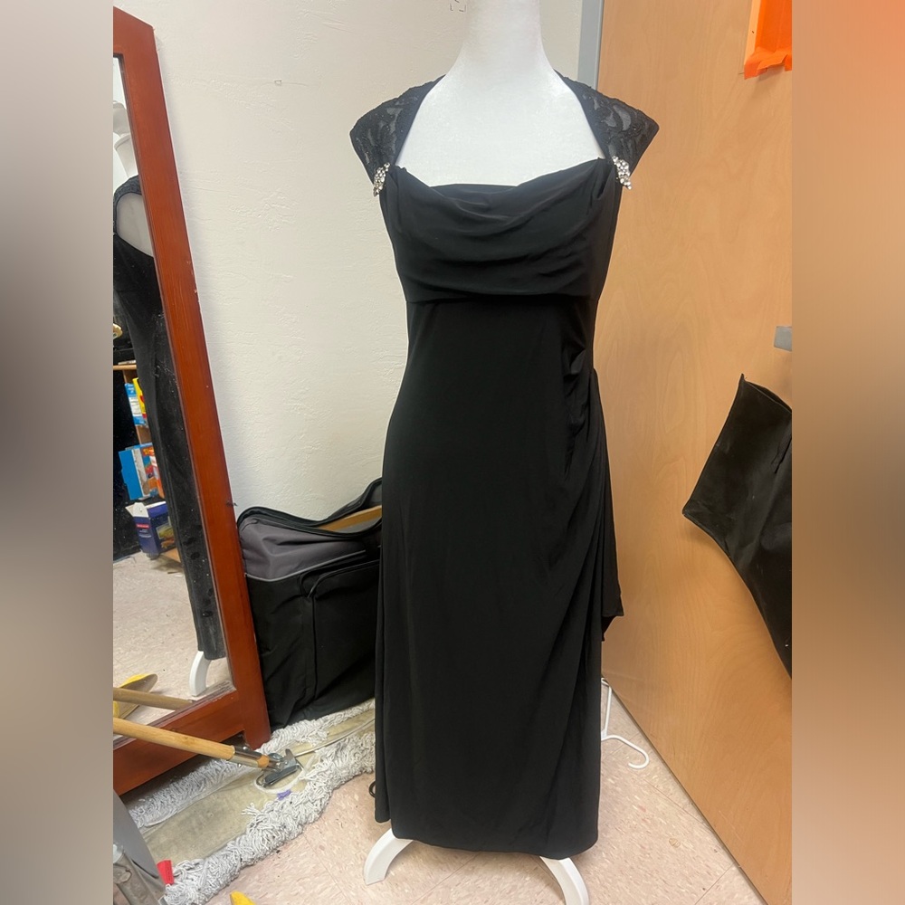 Black mididress, athletic-like material, silver broaches, open back, lace sleeve